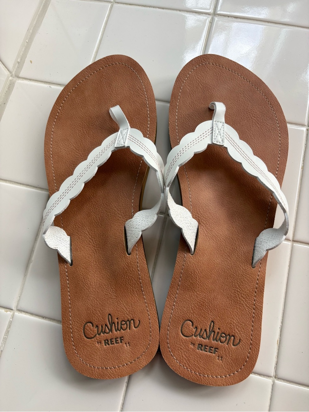NWOT Women’s Reef Cushion Celine White Leather Scalloped Thong Sandals Size 11